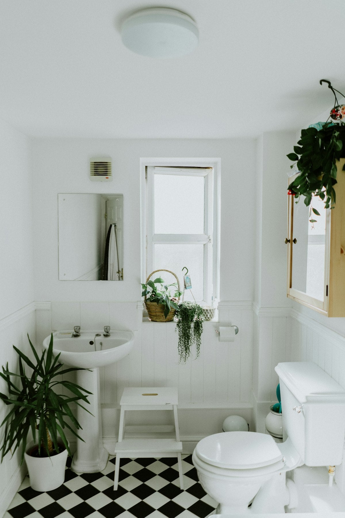 The Evening Skincare Ritual: Why Night Is When Skin Really Heals